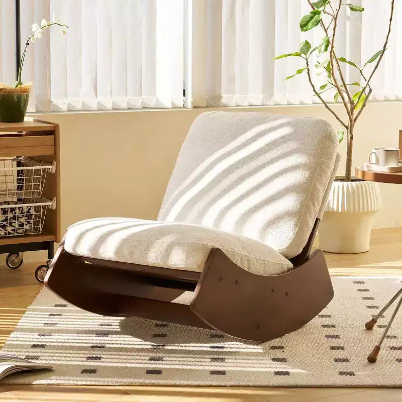 Poltrona a dondolo Glider con struttura in legno e rivestimento in velluto a coste