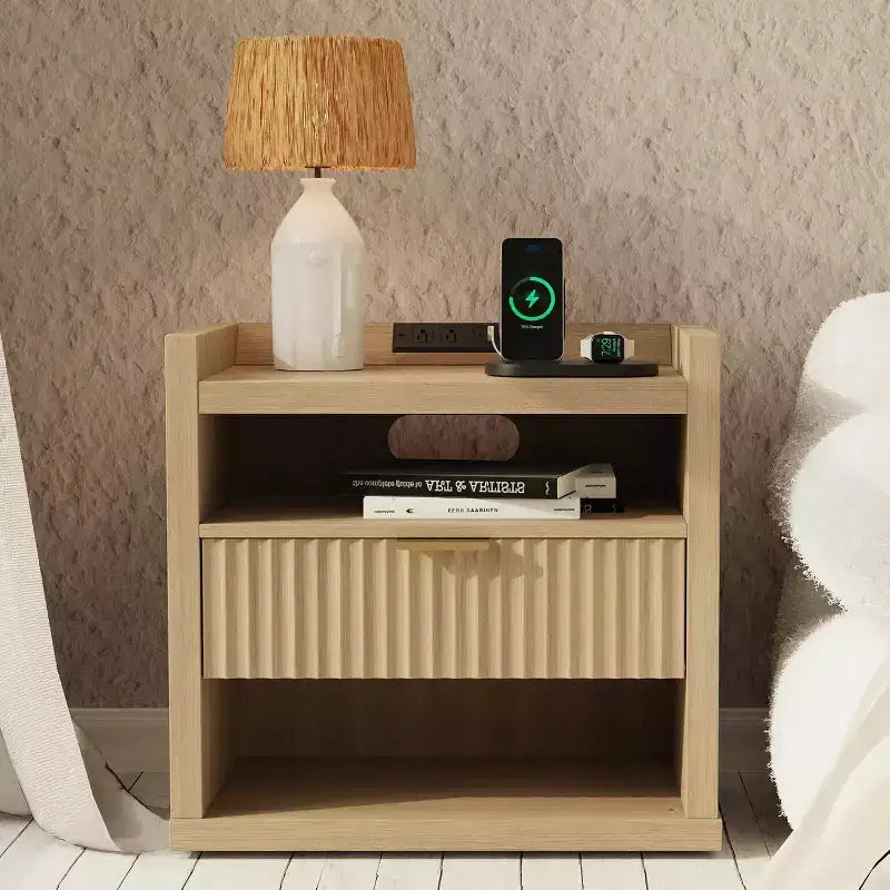 Comodino in Legno Scanalato con Stazione di Ricarica - 1 Cassetto, Porte USB e Type-C