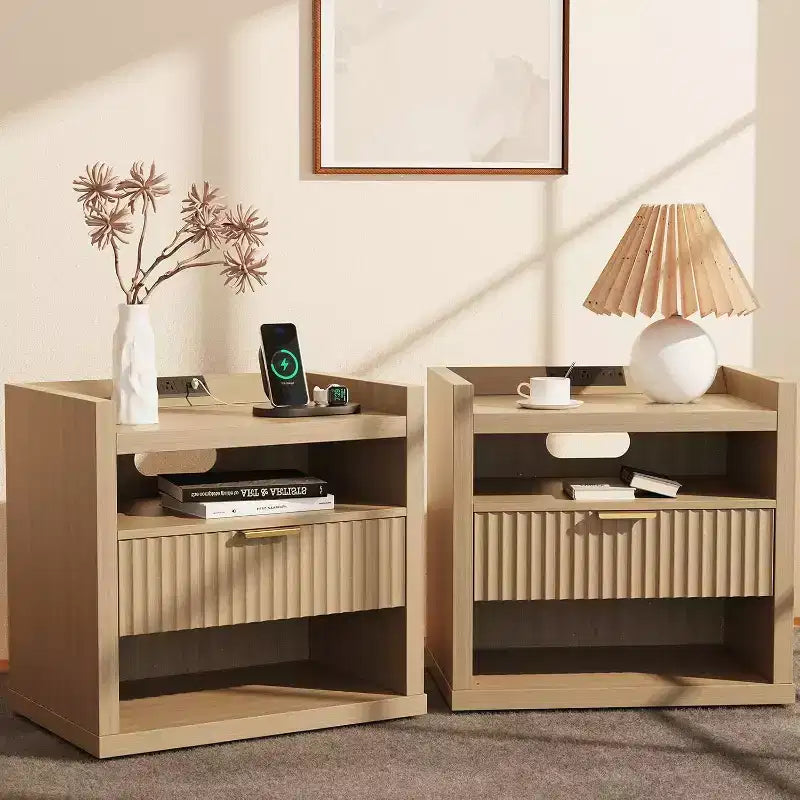 Comodino in Legno Scanalato con Stazione di Ricarica - 1 Cassetto, Porte USB e Type-C