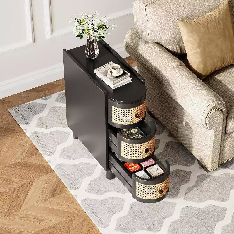 Tavolino stretto a 3 cassetti con pannelli frontali in rattan, nero