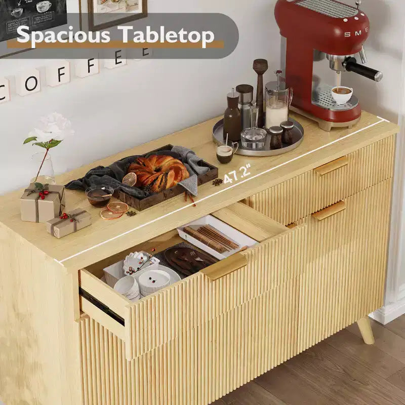 Madia/Credenza con due cassetti e tre ante, design a onde scanalate